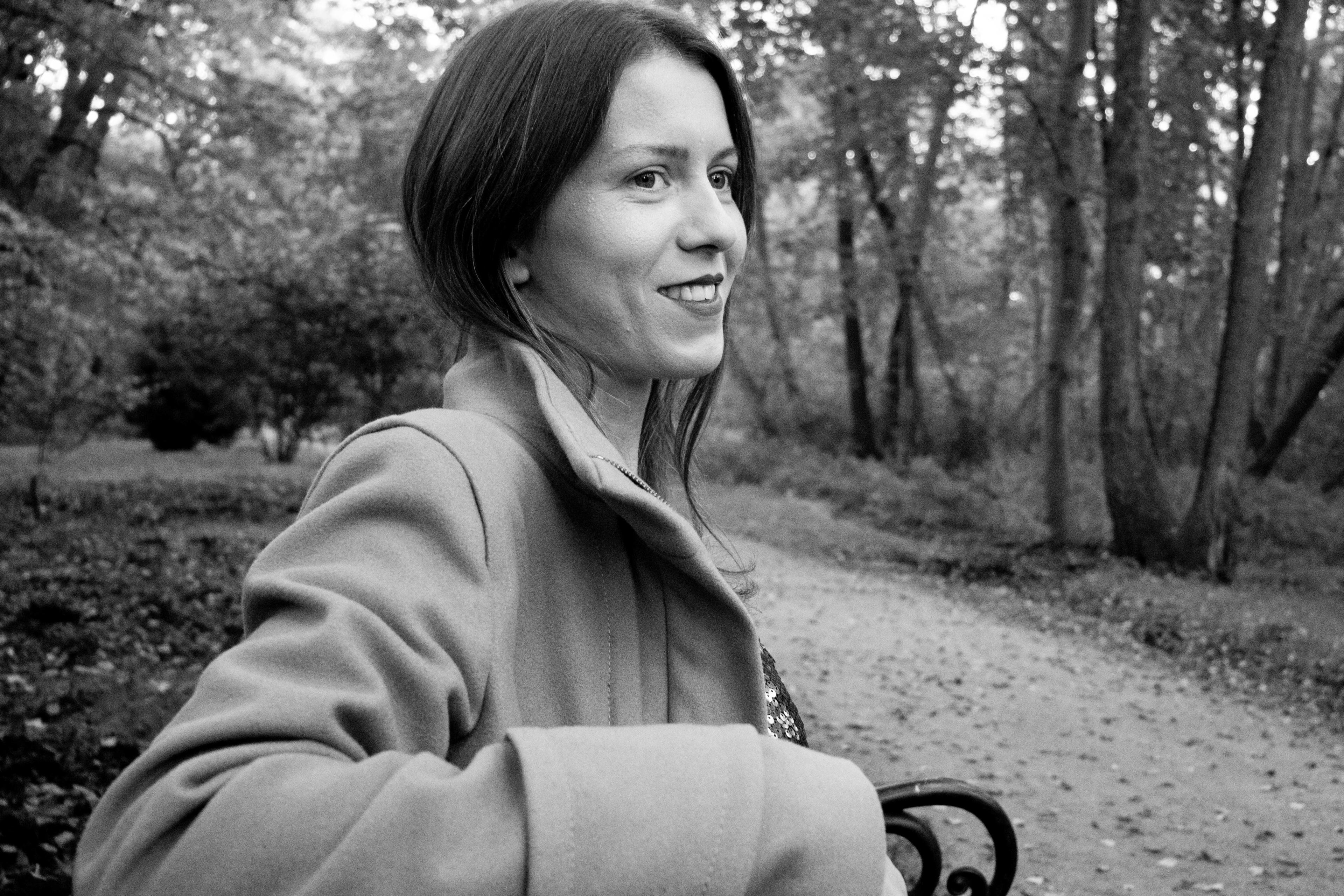 Bialo-czarne zdjecie z sesji fotograficznej , kobieta pozuje w plenerze