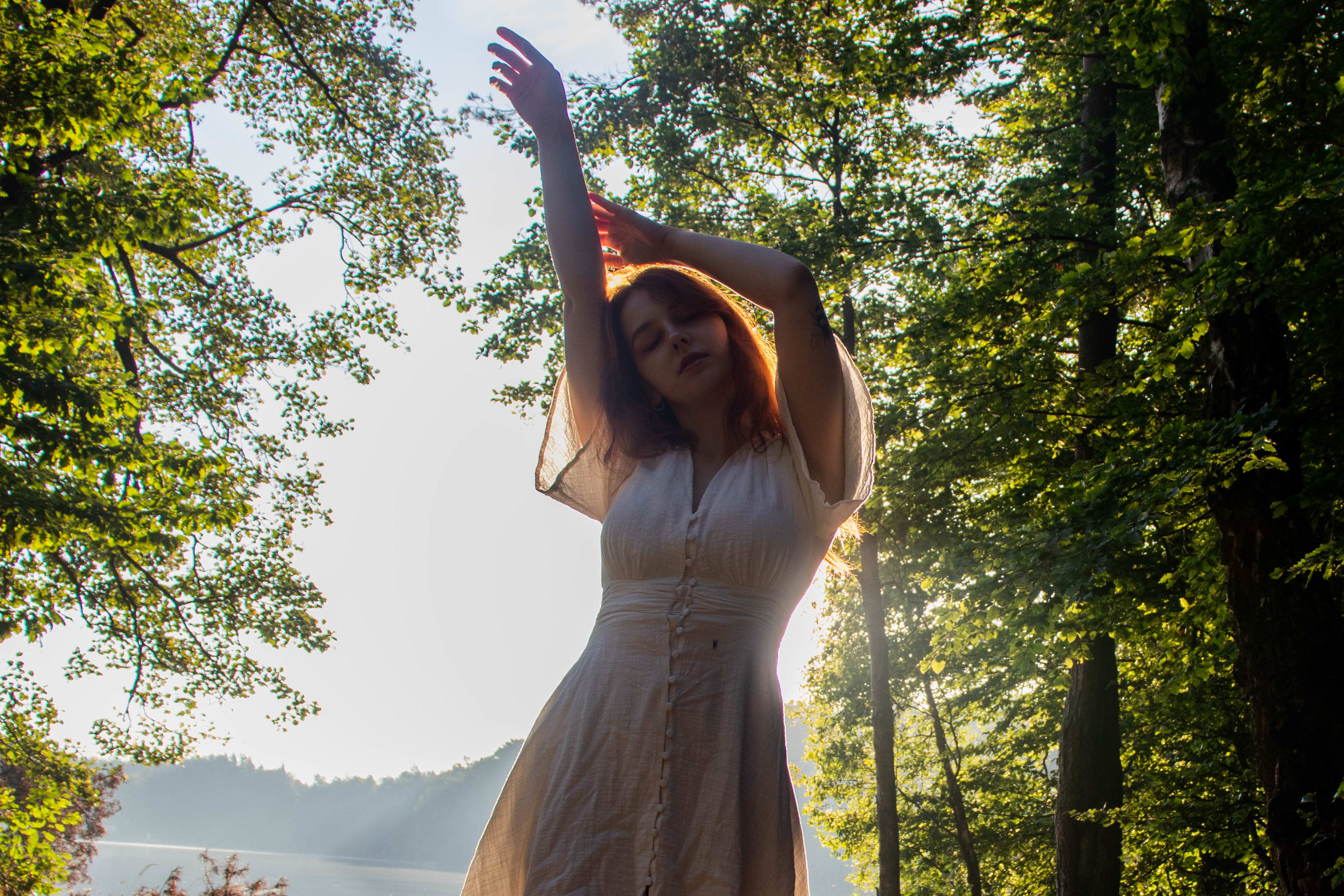 dziewczyna nad jeziorem sesja kobieca