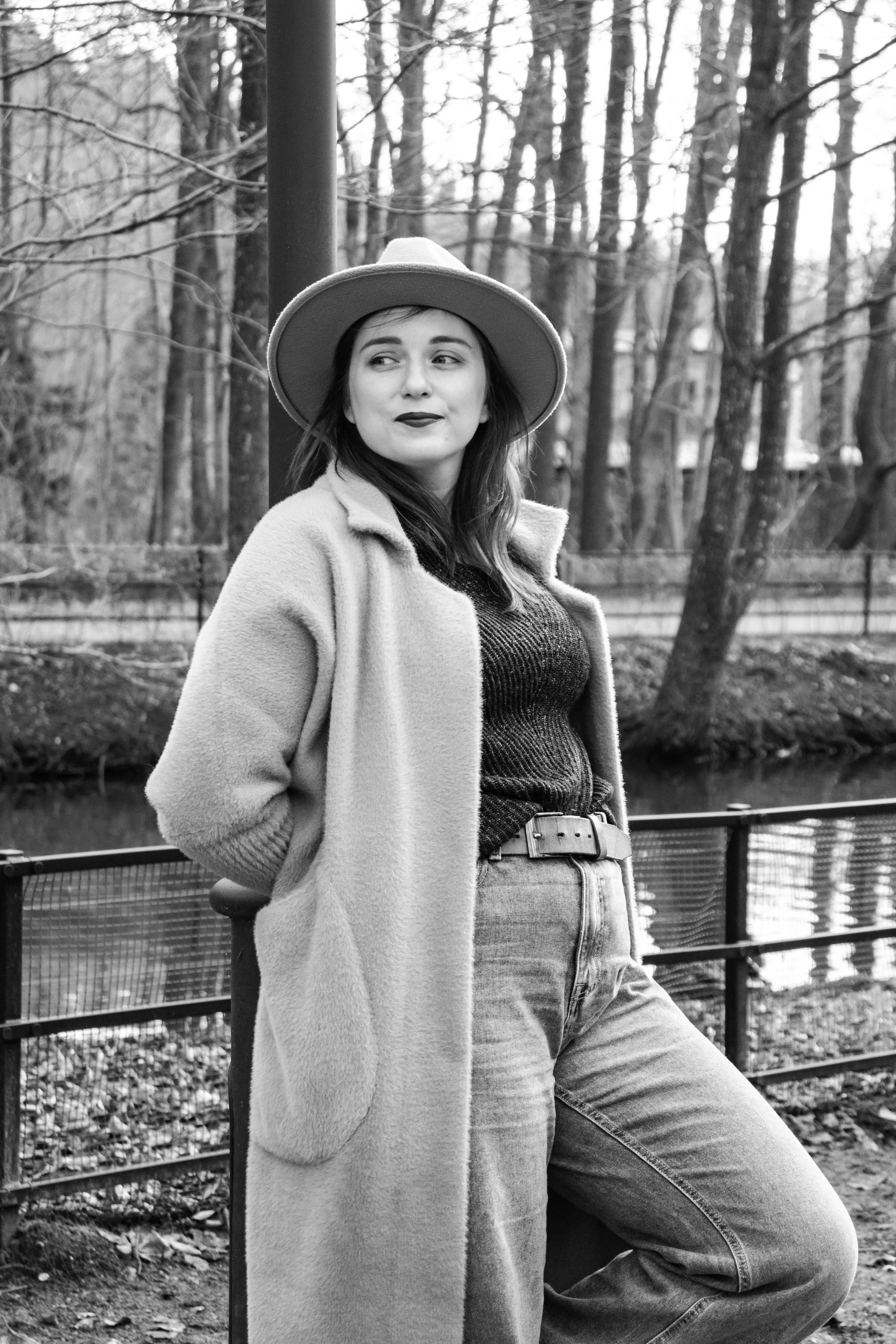 Sesja kobieca - dziewczyna pozuje na sesji foto.