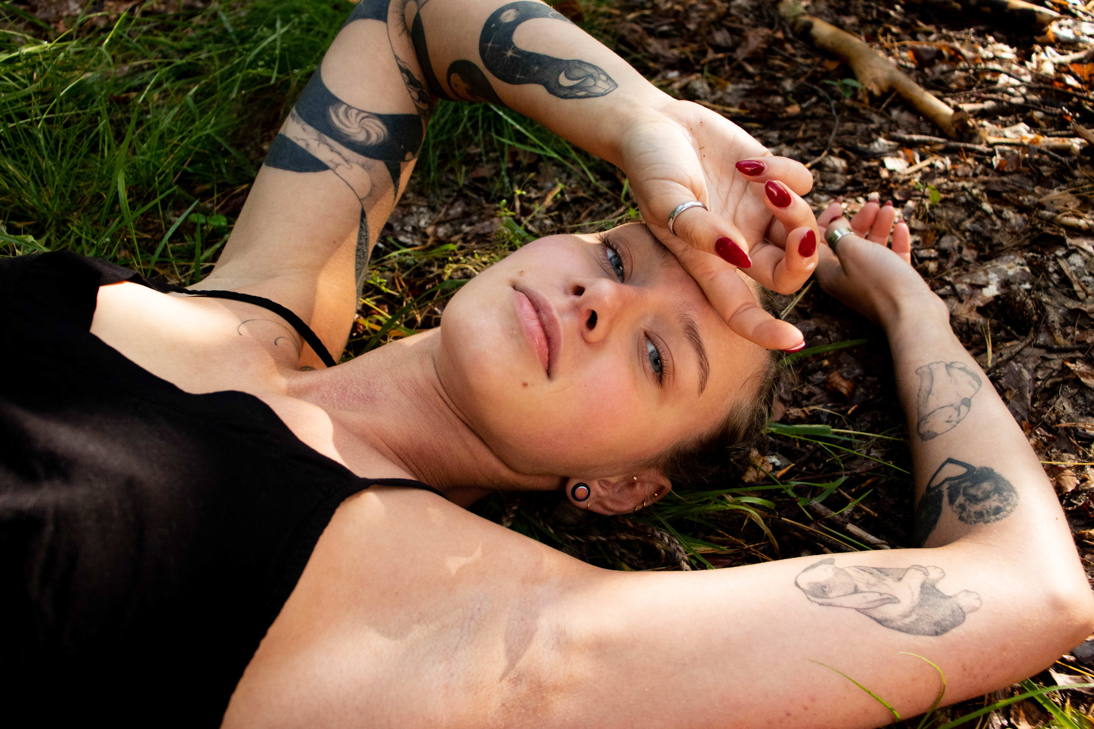 dziewczyna w plenerze na sesji okolice male trojmiasto