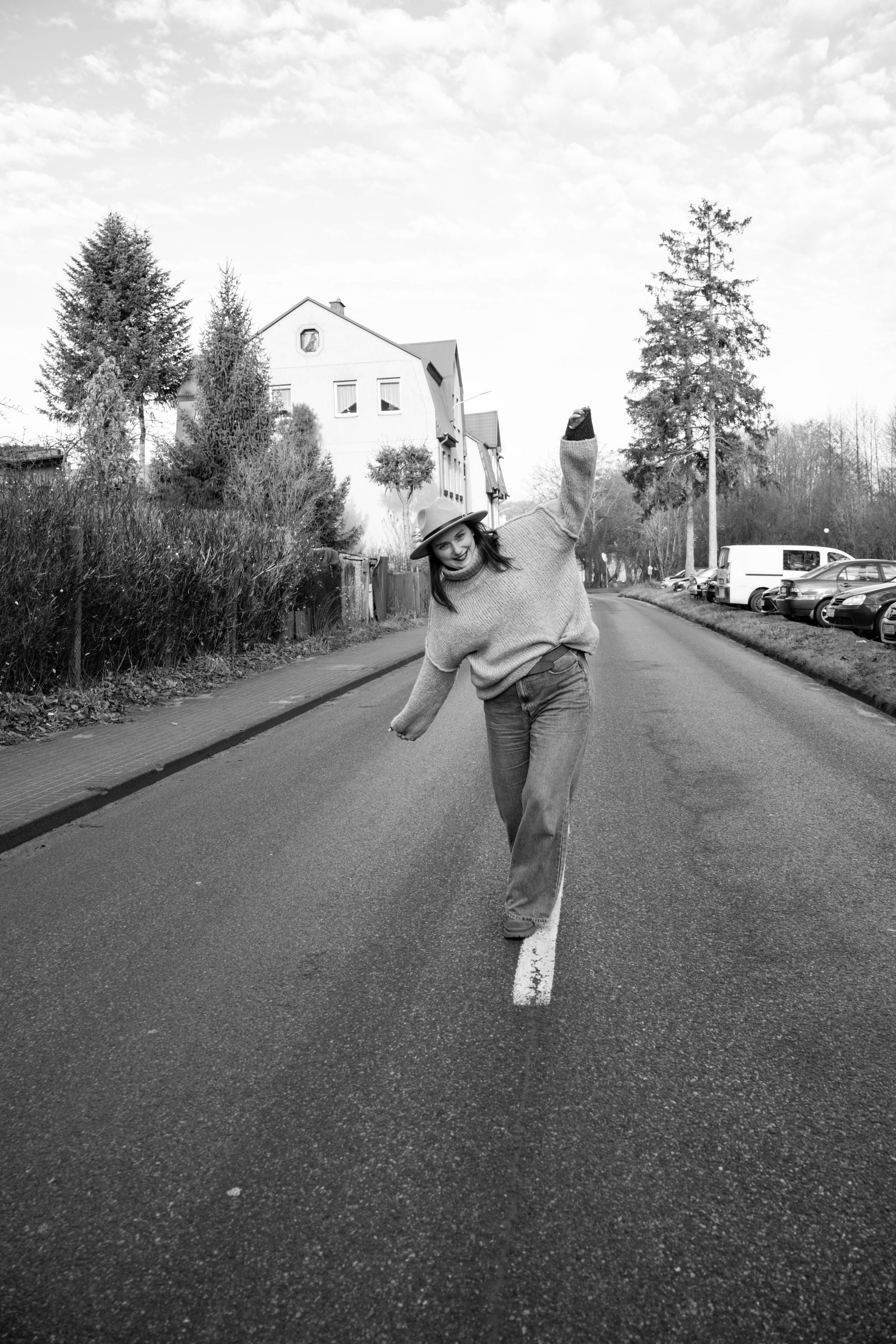 Kobieca Sesja w plenerze kobieta idaca po ulicy zabawa w plenerze , profesjonalna fotografia na kaszubach!