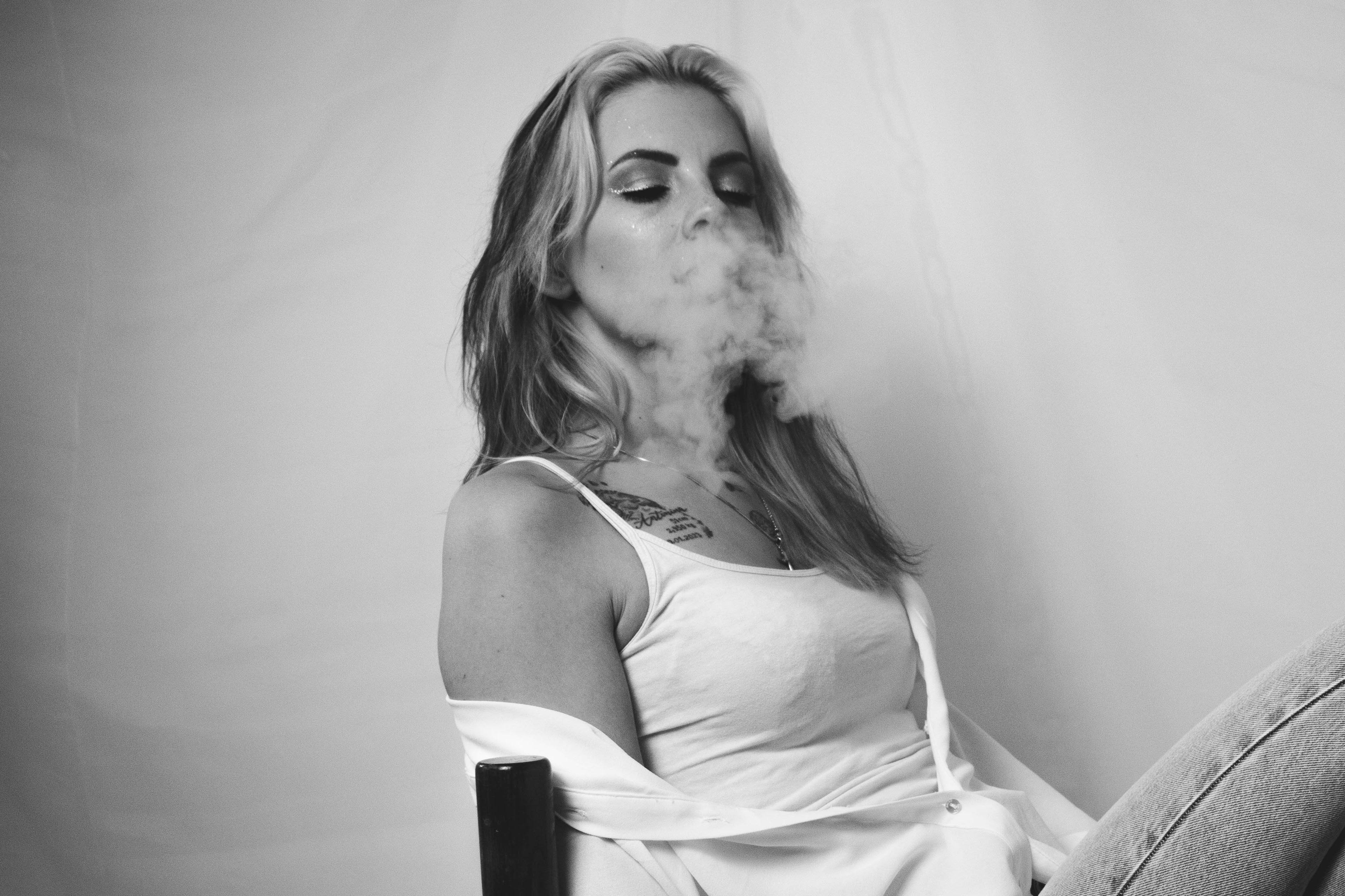 Kobieta na sesji domowej pozuje na krzesle, profesjonalna fotografia na Kaszubach.