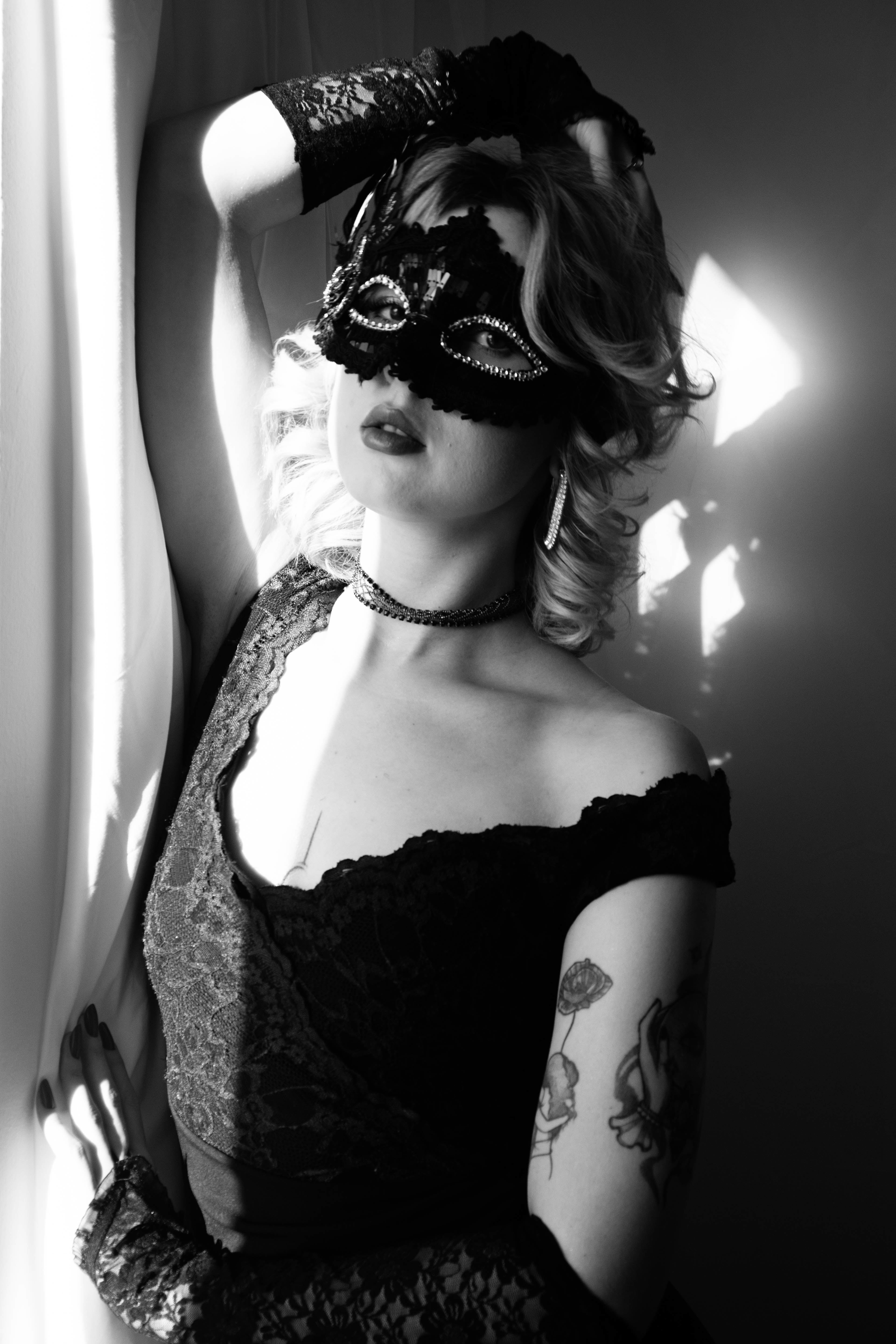 kobieta na sesji w domowym studio fotograficzny, zrelaksowana i usmiechnieta.