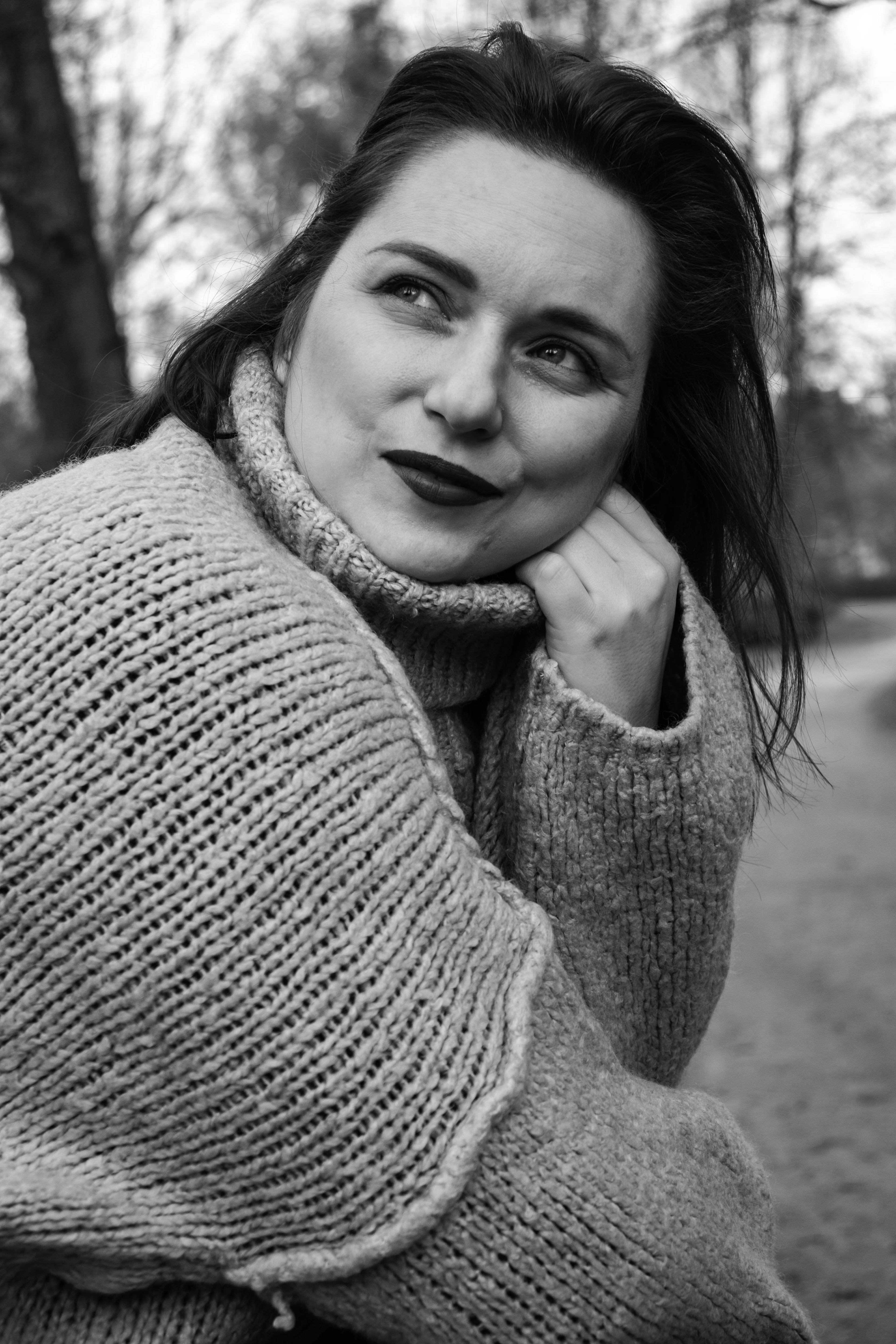 kobieta pozuje na sesji pomorskie