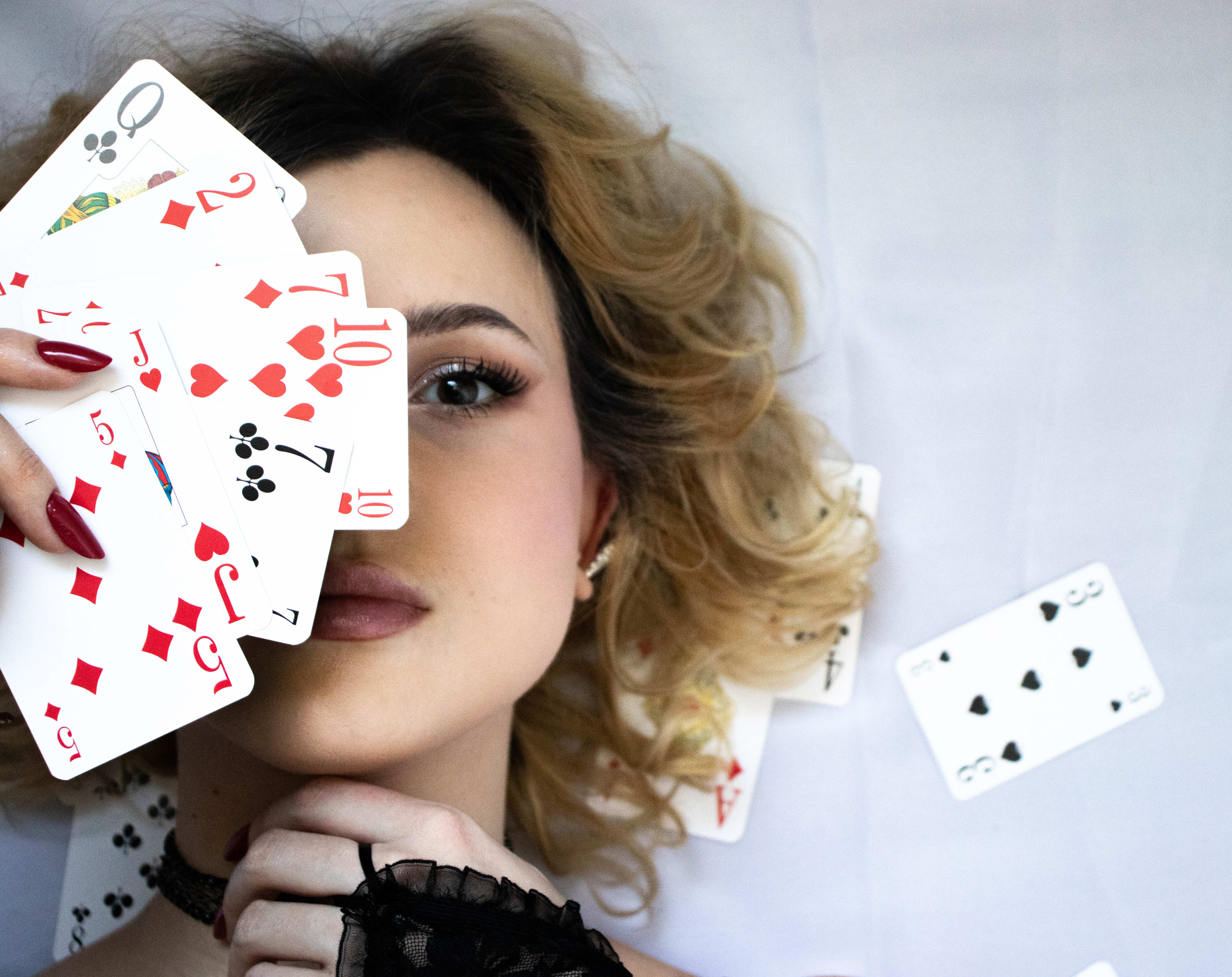 kobieta z talia kart sesja fotograficzna