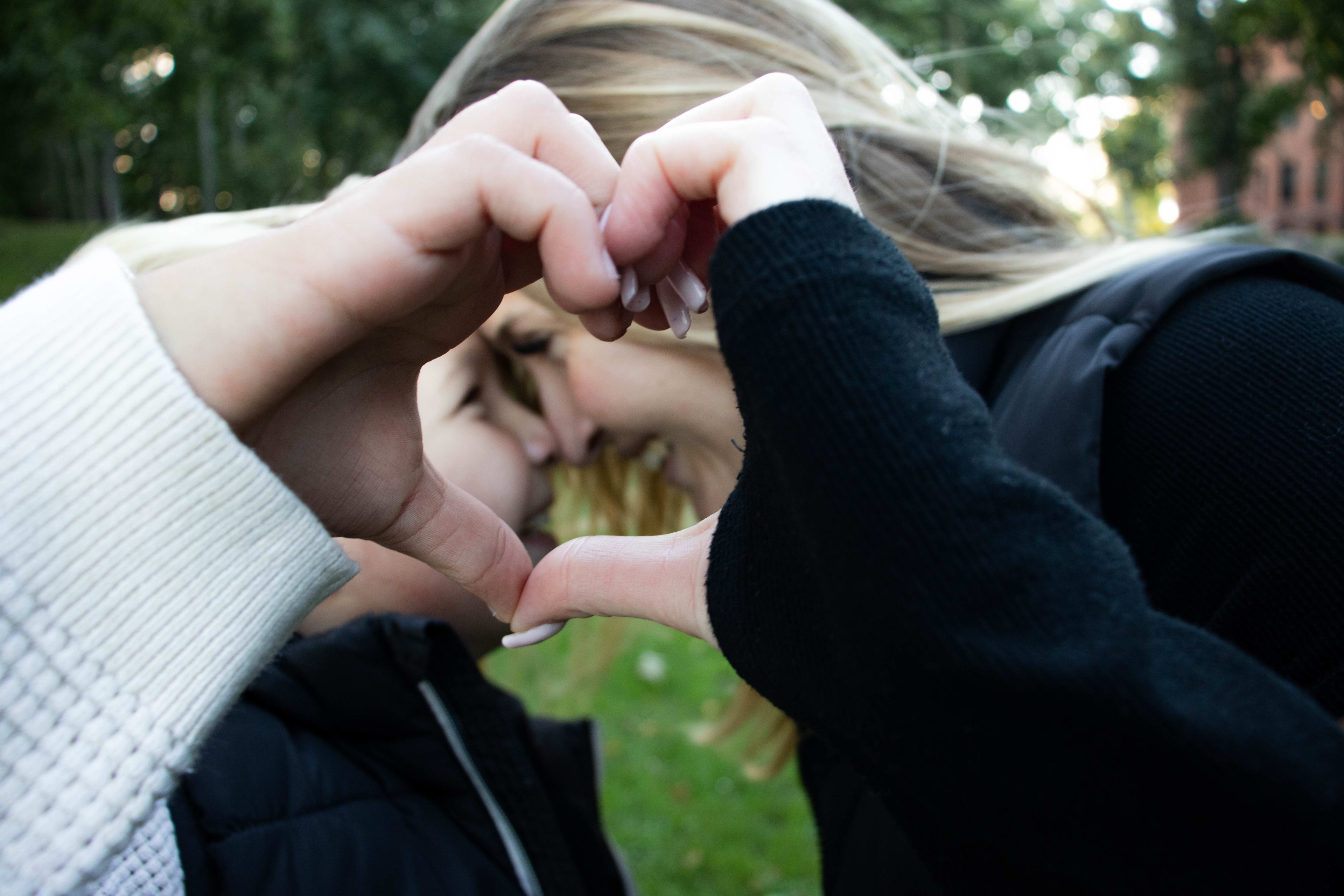 Matka z synkiem na sesji rodzinnej z sercem, pamiatka rodzinna.