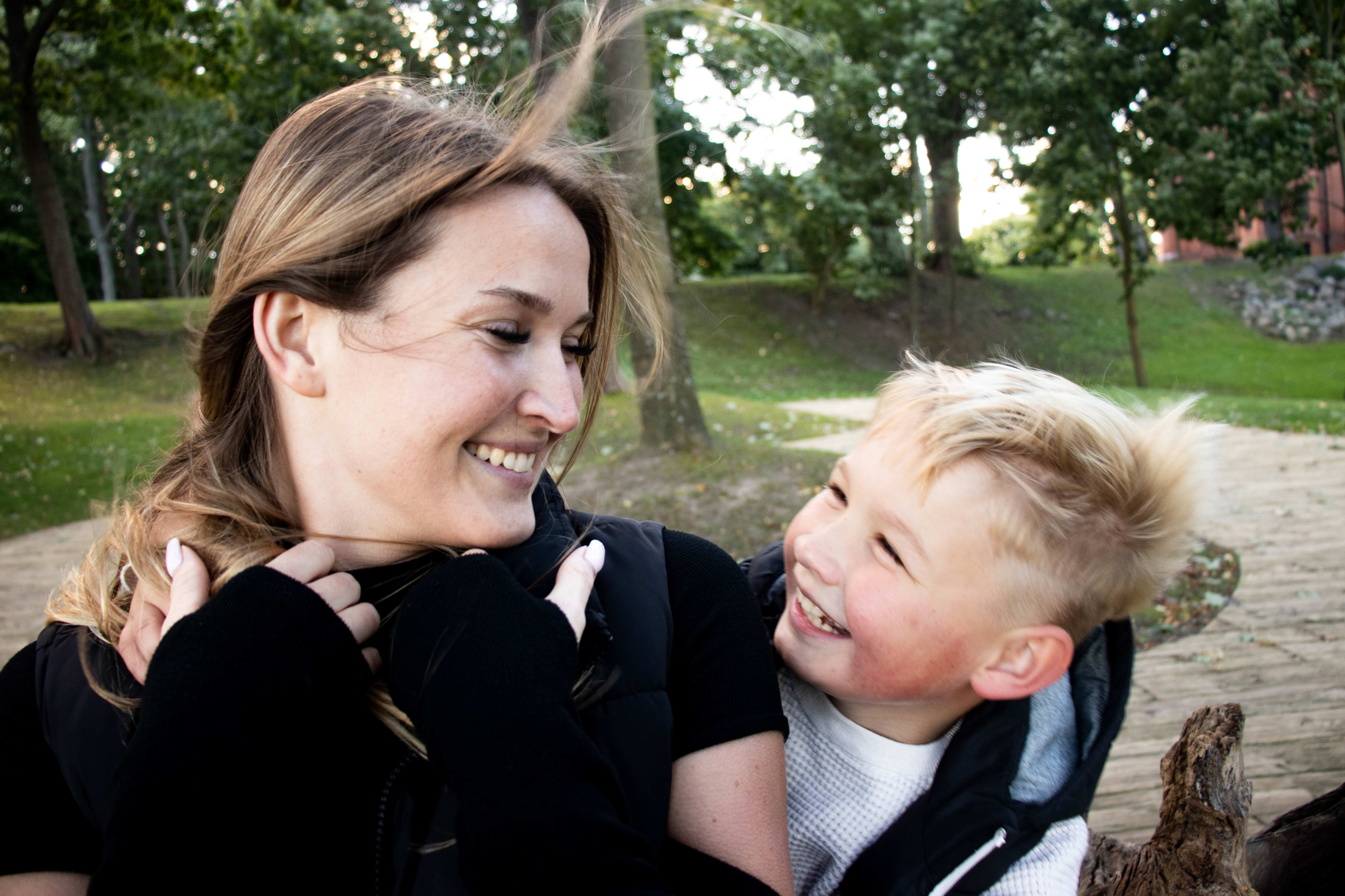 Matka z dzieckiem na sesji rodzinnej w plenerze, pamiatka rodzinna.