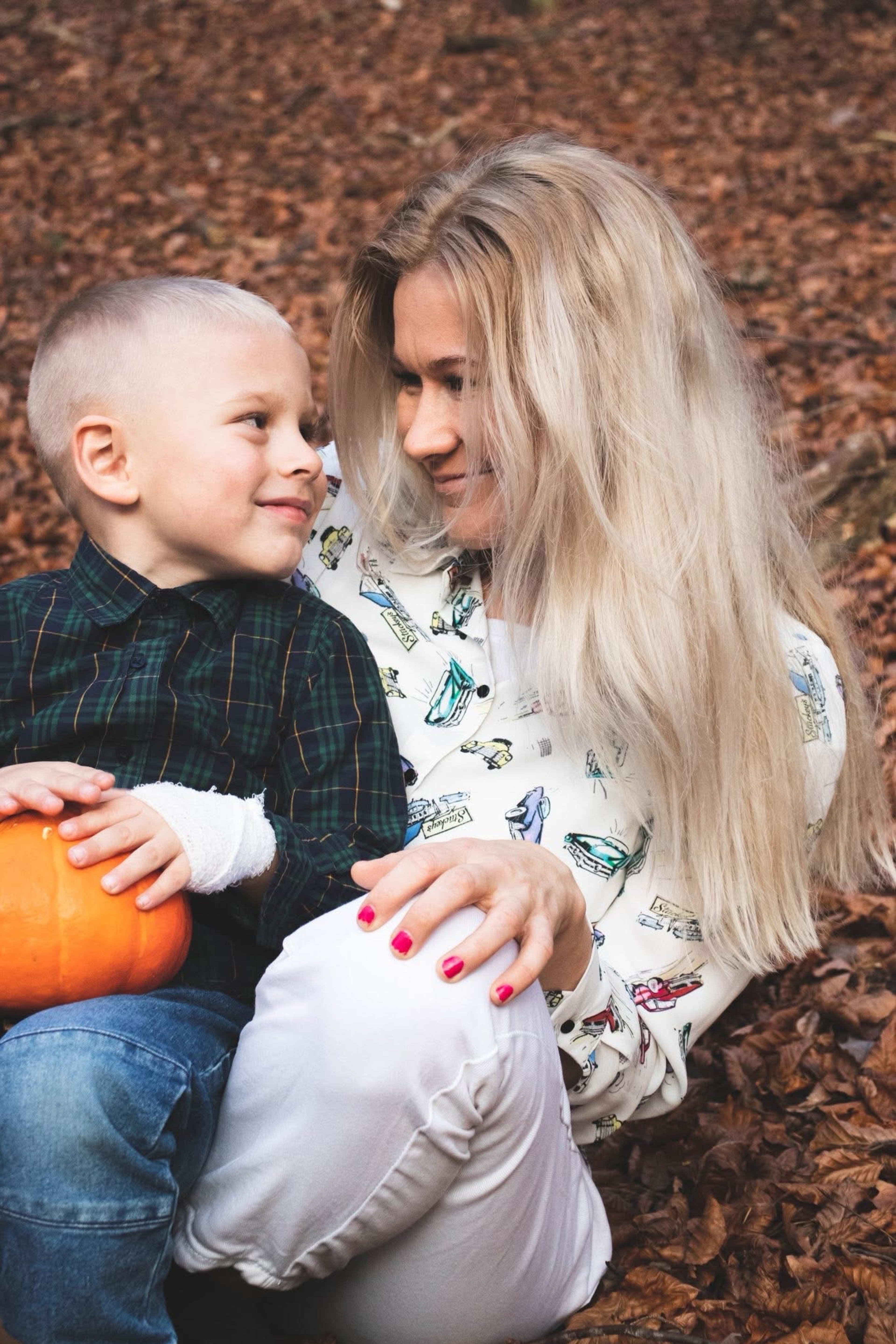Matka z synkiem w lesie , razem spedzajac czas.Pamiatka rodzinna.