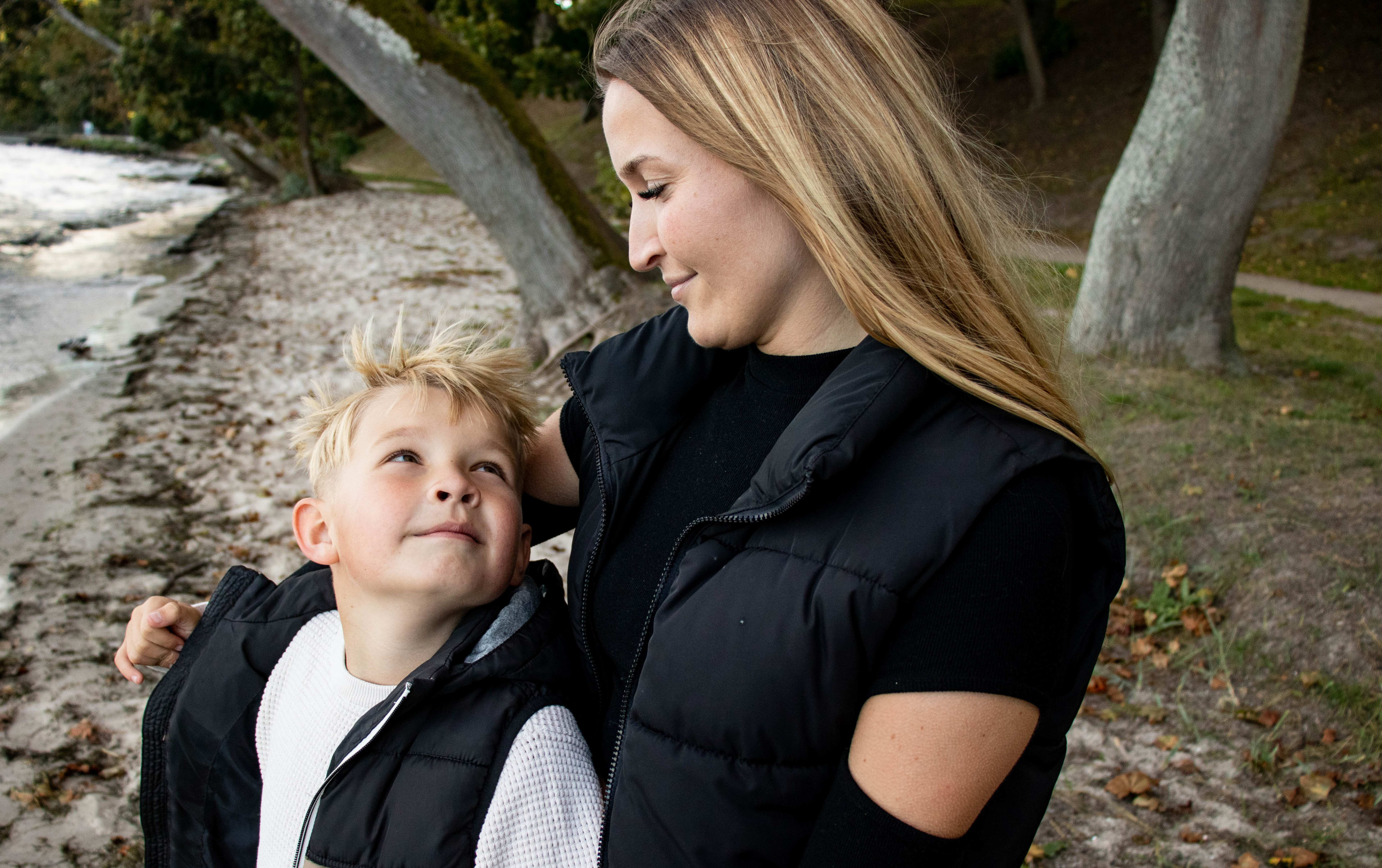 Matka z dzieckiem spedzaja czas razem na sesji dla rodzin. 