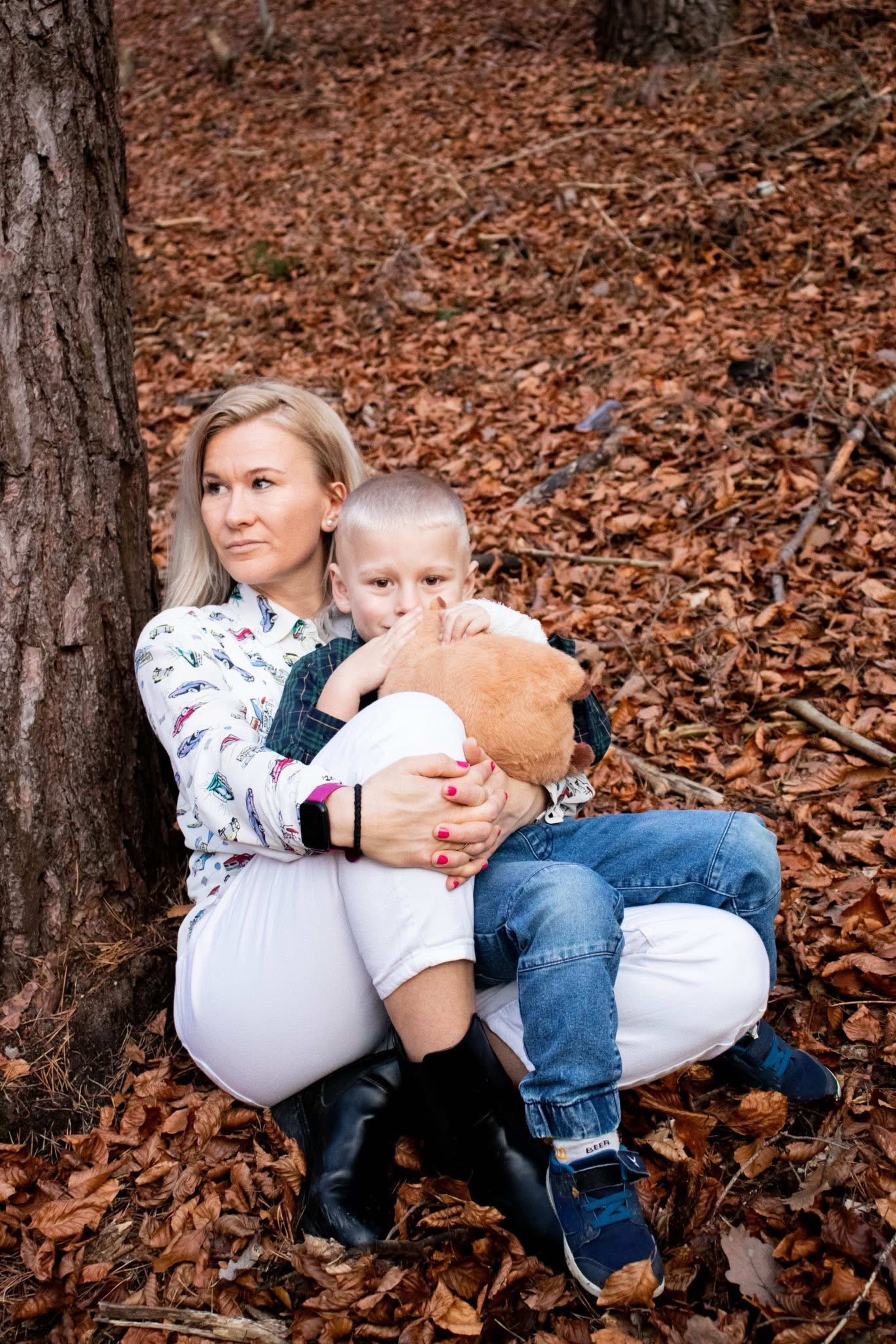 Mama z synem w lesie , na sesji rodzinnej.