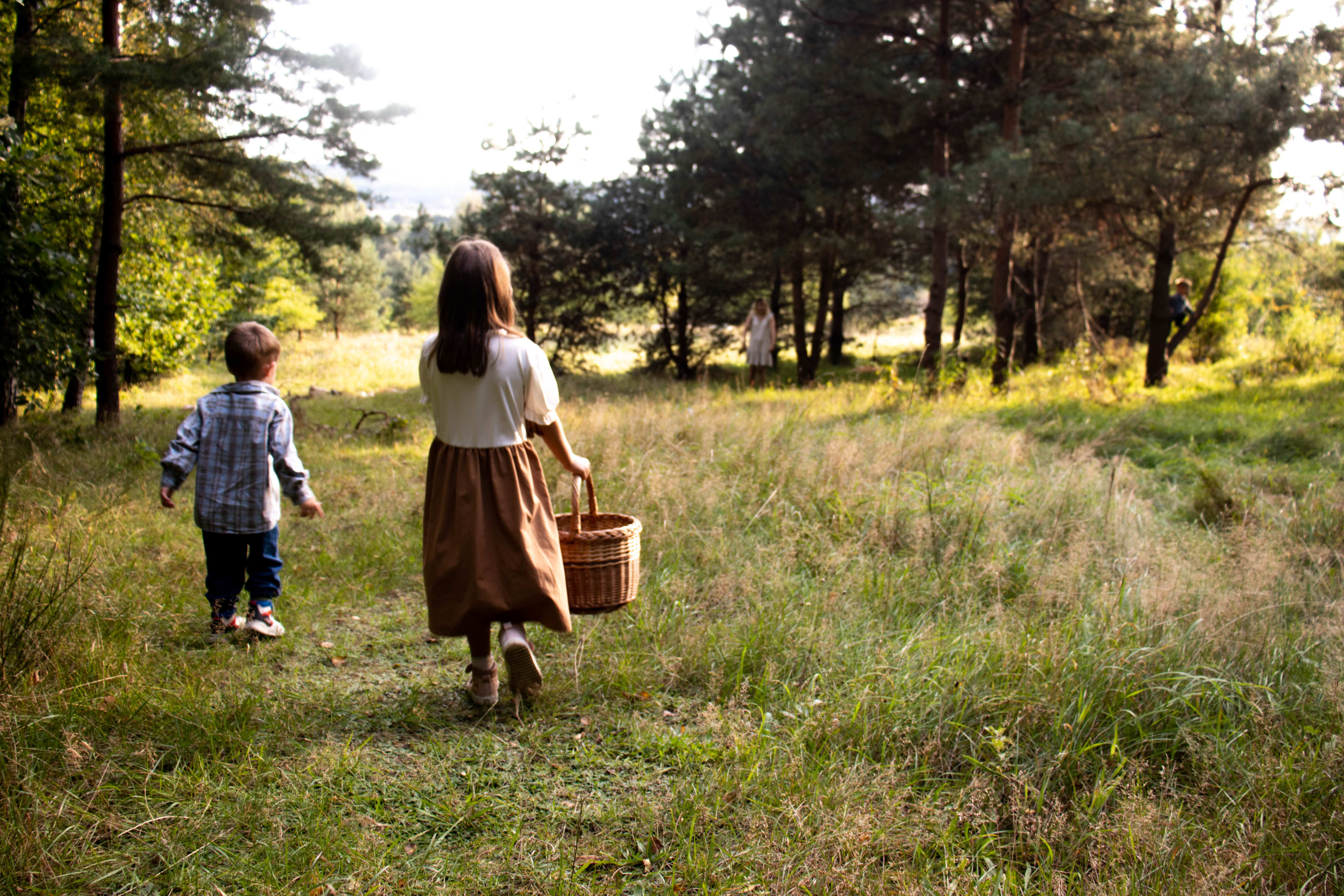 Rodzenstwo na biwaku na sesji rodzinnej.