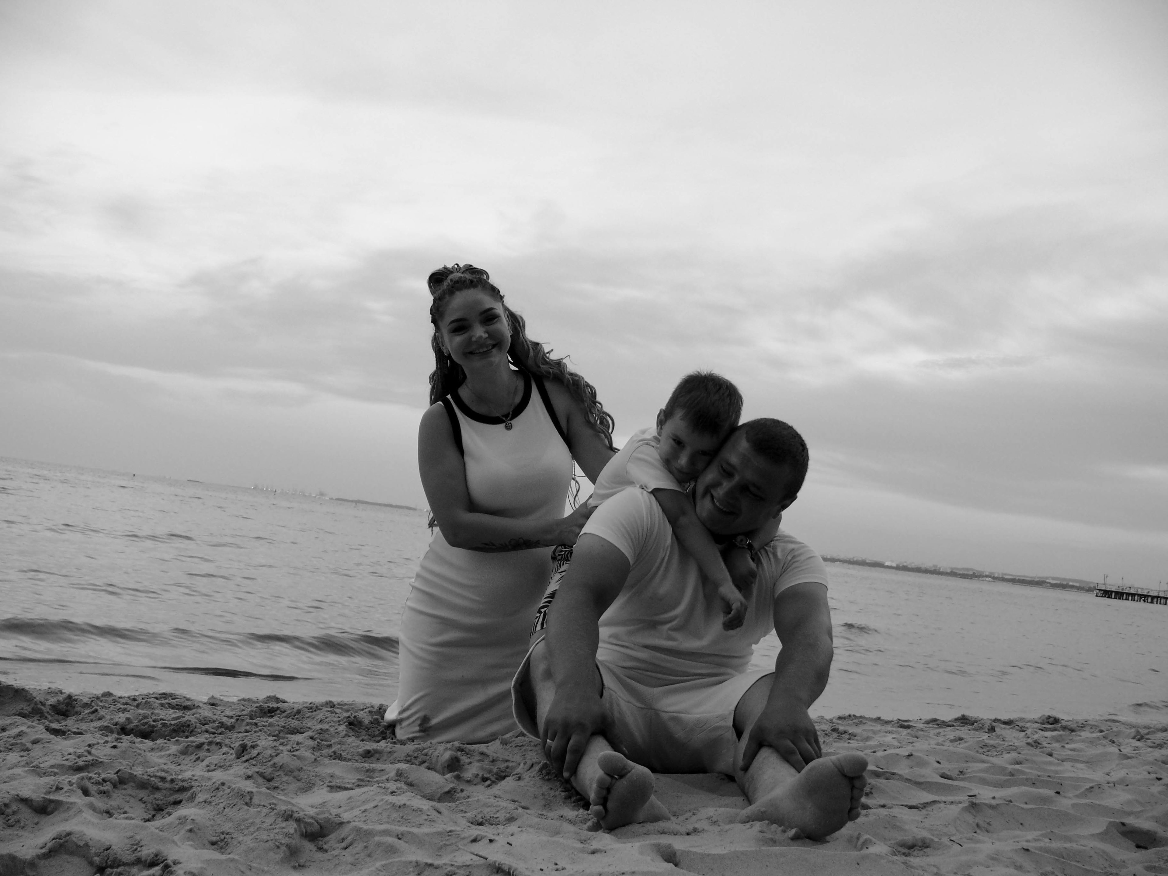 Rodzina na plazy , na sesji rodzinnej.