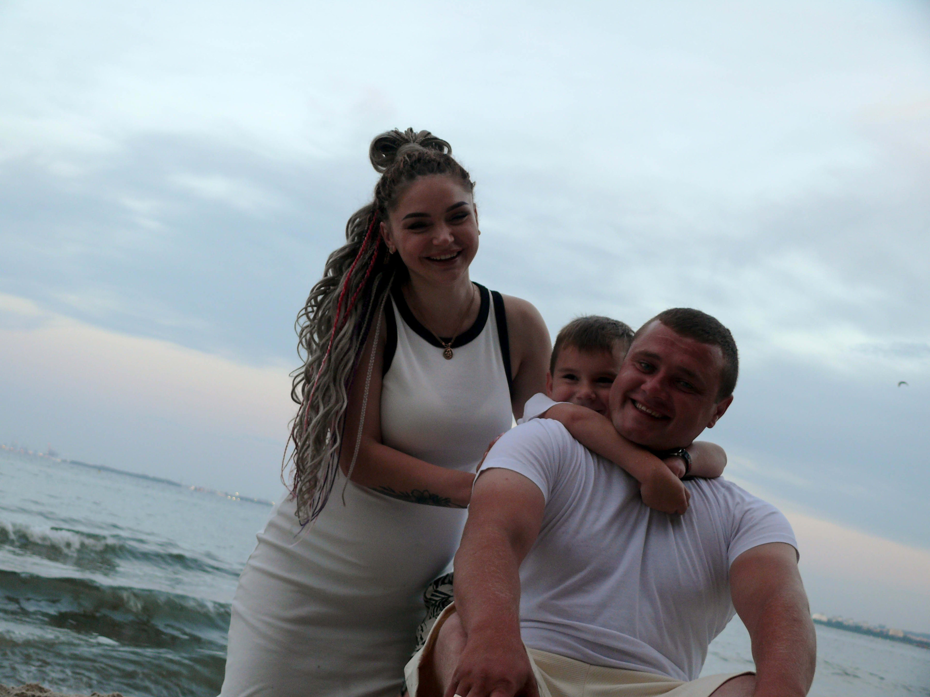 Rodzina spedzajaca czas na plazy , sesja rodzinna u fotografa.