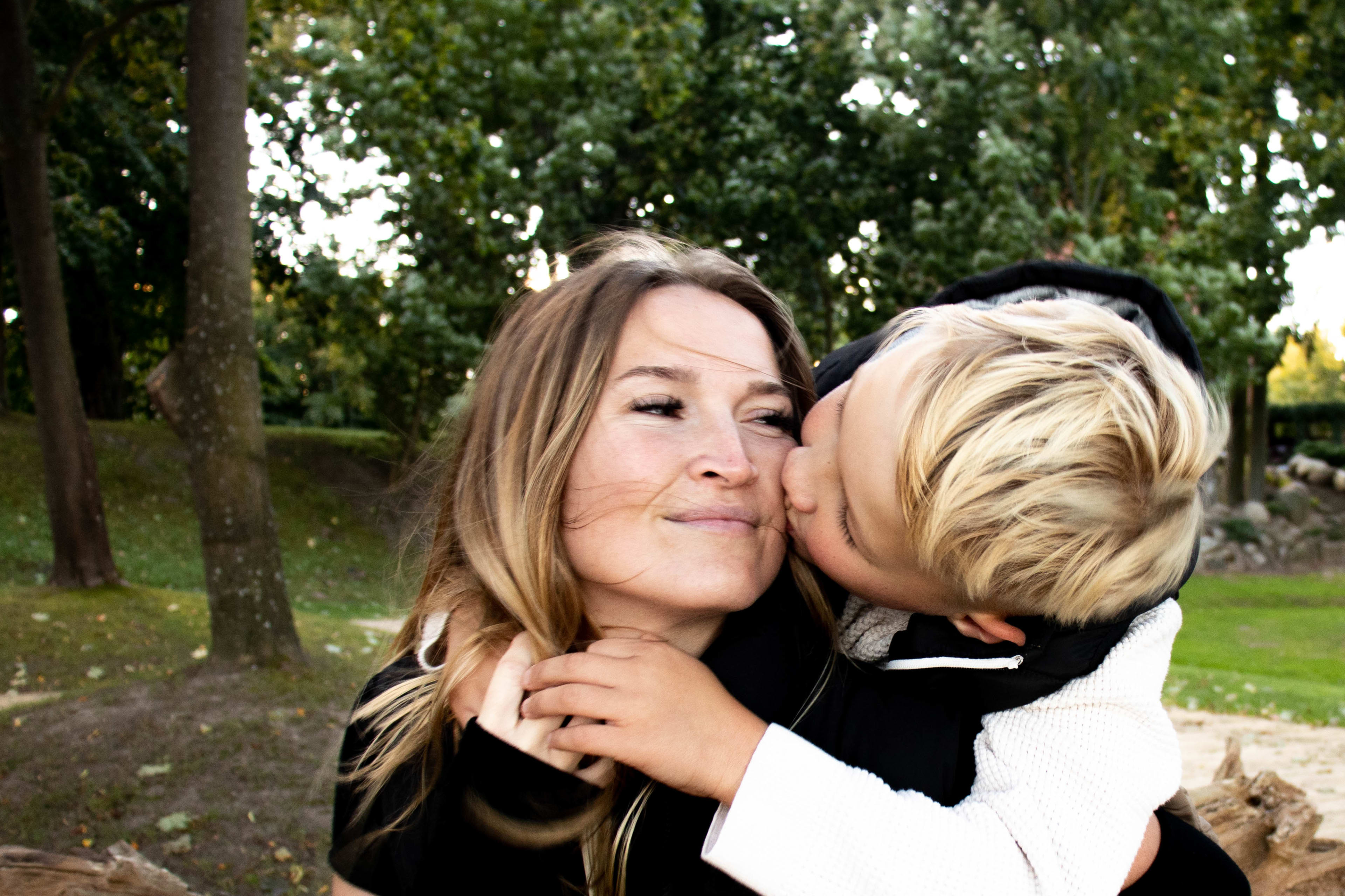 Synek tulacy mame , na sesji rodzinnej.Razem idacy droga.