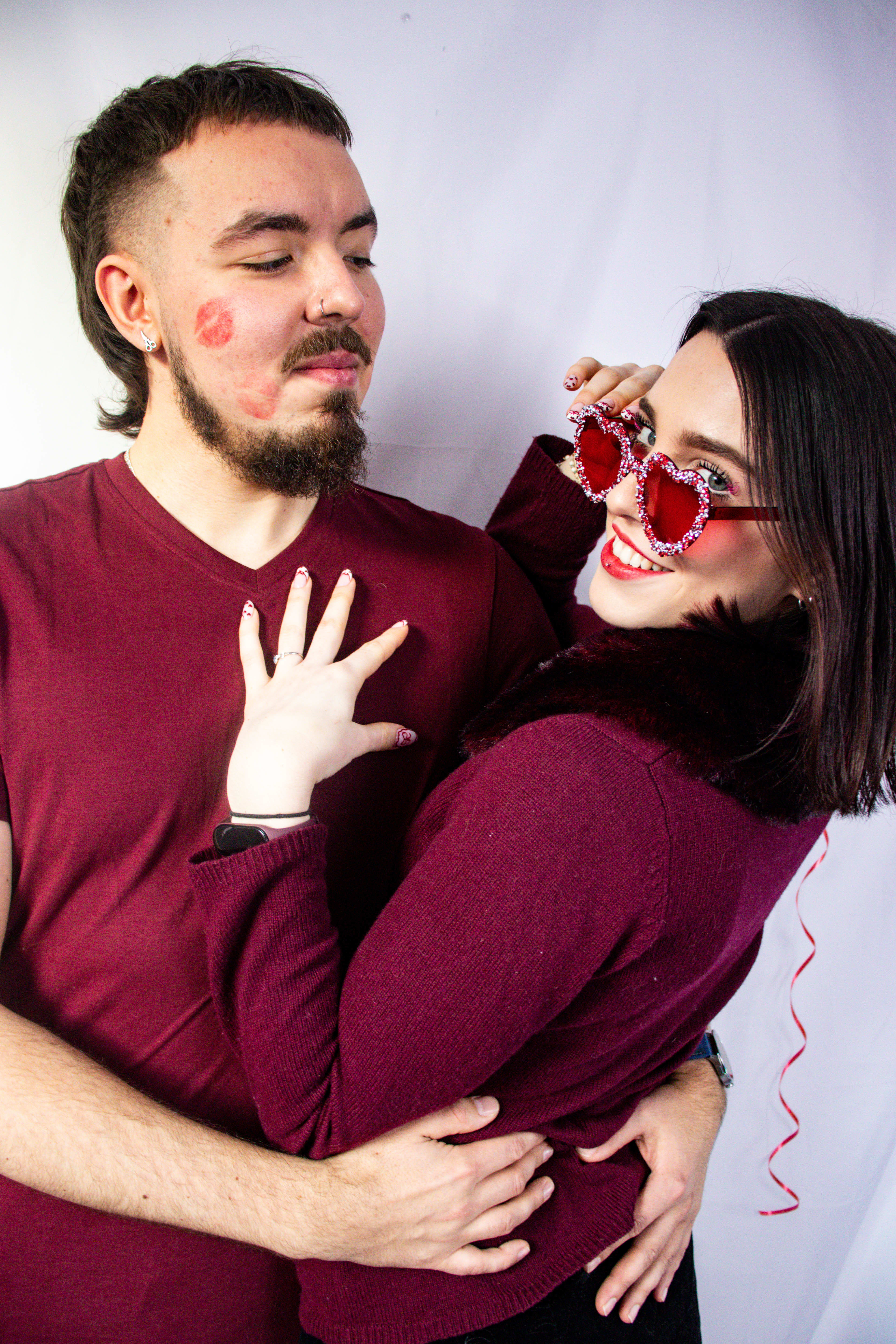 Sesja narzeczenska z okularami w stylu Love.