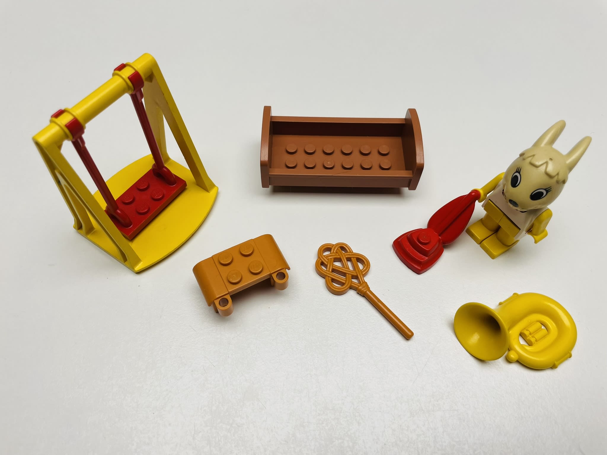 Originale LEGO Fabuland Teile: Schaukel, Bett, Seitentasche, Teppichklopfer, Tuba und Bonnie Hase mit Staubsauger