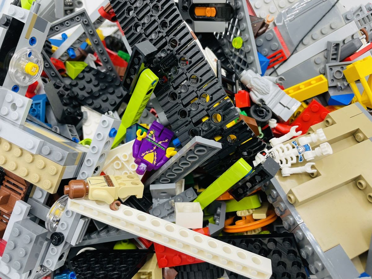 Kategorie 2: LEGO Technic und System, teilzerlegt mit Figuren