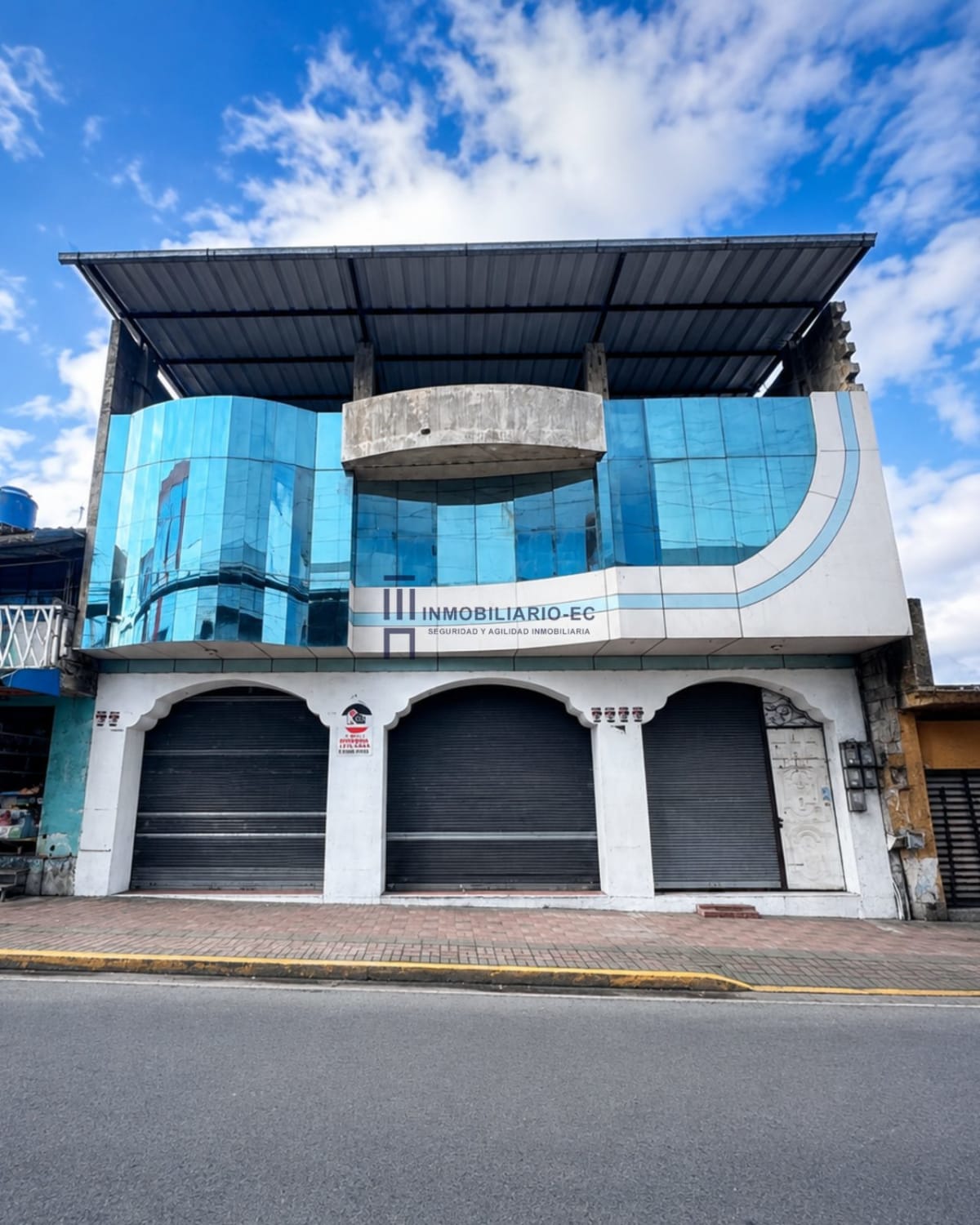 Edificio Remate Frente a Comercial la Feria en Santo Domingo