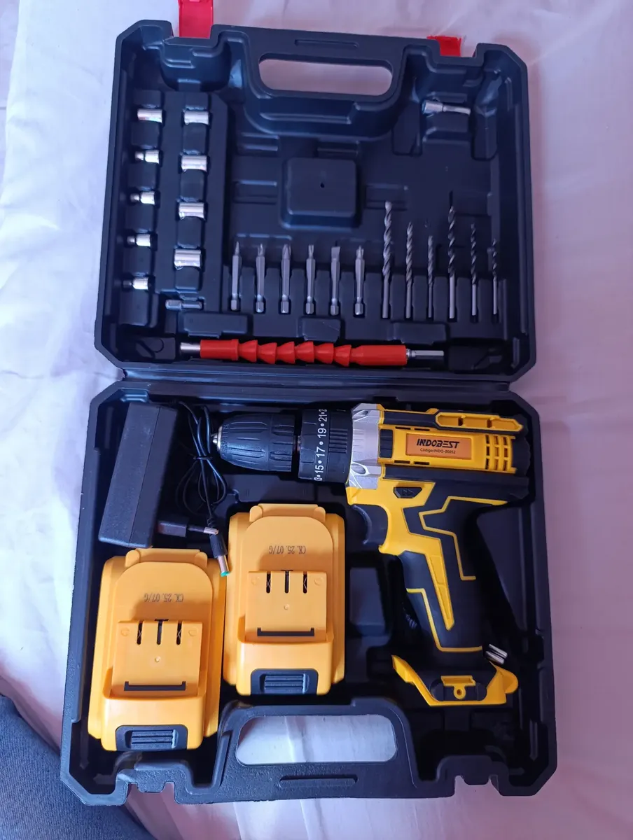 Review com imagem da parafusadeira em uso