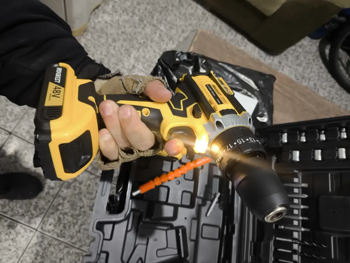 Review com imagem do kit da parafusadeira