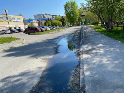Течёт вдоль нового тротуара на Матросова