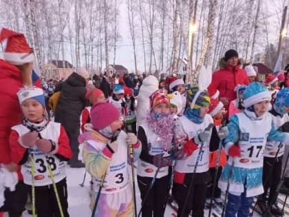 В Полетаево встречают Новый год костюмированной лыжной гонкой