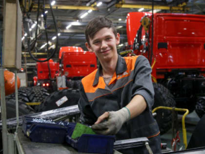 На АЗ «Урал» устроились студенты-выпускники машиностроительного колледжа