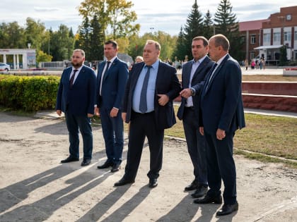 Председатель Законодательного Собрания области Александр Лазарев посетил Пласт и возложил цветы к памятнику Александру Неклюдову, который возглавлял район 35 лет