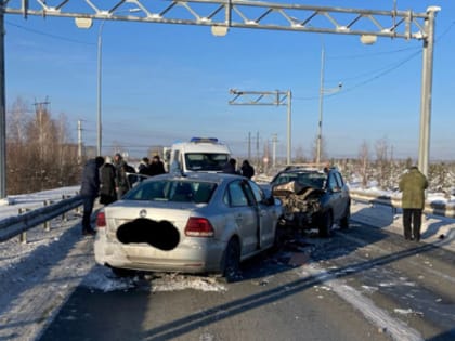 Водитель легковушки погиб в лобовом столкновении под Челябинском