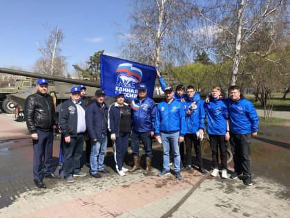 Партийцы Тракторозаводского района провели весенний субботник в парке "Сад Победы"