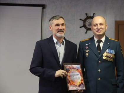 Глава Копейска поздравил сотрудников МЧС с Днем спасателя