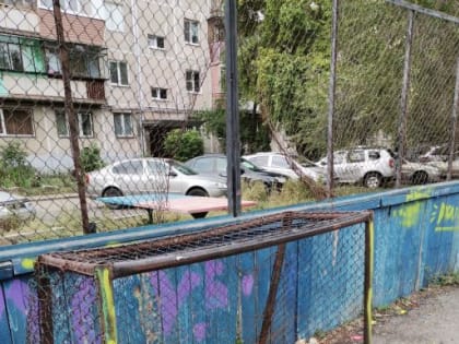 Магнитогорцы пожаловались на состояние хоккейной коробки во дворе