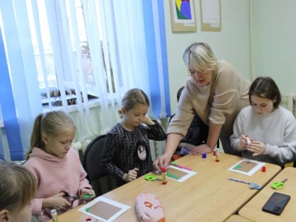 В Еманжелинске прошел мастер-класс по изготовлению новогодних открыток для военнослужащих