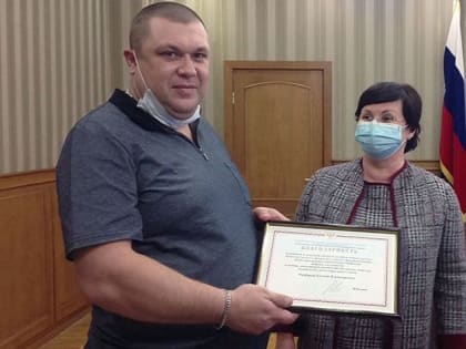 Полпред президента в УрФО наградил южноуральского волонтера