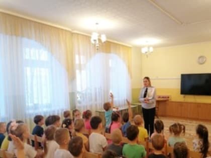 Сотрудники Госавтоинспекции Ашинского муниципального района посетили детский садик №22 города Аша и напомнили ребятам о правилах безопасности вблизи проезжей части