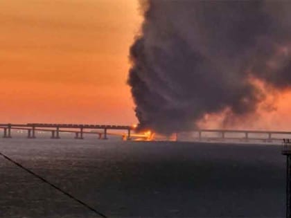 На Крымском мосту взорвалась цистерна: движение закрыто, есть повреждения