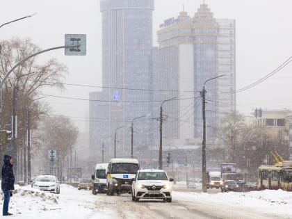 В Челябинске снегопад оставил без света жителей квартала в Курчатовском районе