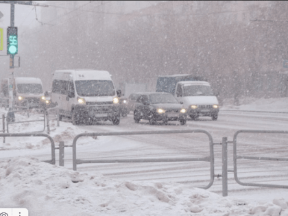 На дорогах Челябинской области установился снежный коллапс и гололед