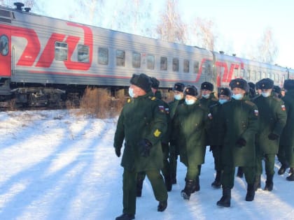 Второй эшелон: Челябинская область проводила в армию большую команду призывников