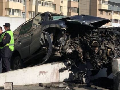 В центре Челябинска внедорожник протаранил бетонное ограждение, водитель погиб на месте