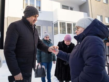Накануне Нового года златоустовцам  вручили ключи от новых квартир по программе переселения из аварийного фонда