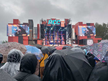 Около ледовой арены «Трактор» в Челябинске начался бесплатный концерт L’One и Ramil’