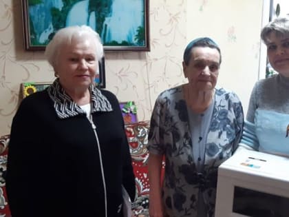 Еманжелинский предприниматель подарила труженице тыла из поселка Красногорского микроволновую печь