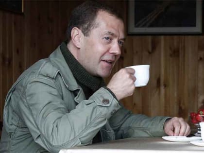 Медведев сообщил, что «в Пиндостане ещё один старый дурень нашёлся»
