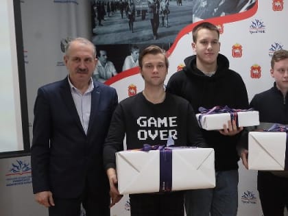 Конькобежцы из Челябинска получили новый инвентарь