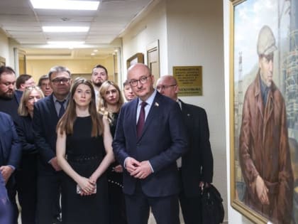 В Совете Федерации проходит выставка картин, посвящённая 95-летию Магнитки