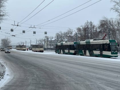 Сошедший с рельсов трамвай спровоцировал транспортный коллапс в Челябинске