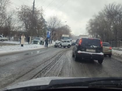 Очередное ДТП: в Магнитогорске «Нива» столкнулась с фурой