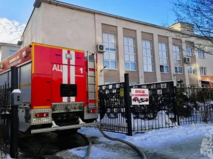 Из-за пожара из гимназии в Челябинске эвакуировали 400 человек