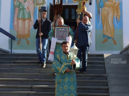 Наиболее зрелищная и эмоциональная часть праздничного богослужения — крестный ход вокруг храма